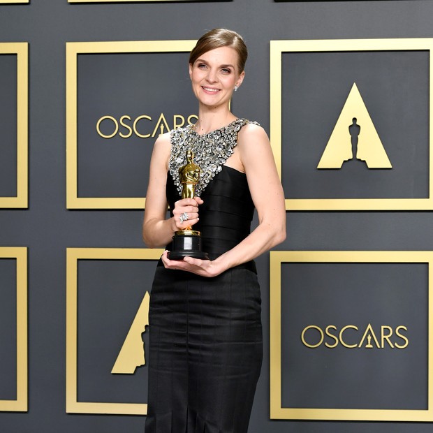 HOLLYWOOD, CALIFORNIA - FEBRUARY 09: Composer Hildur Gudnadóttir, winner of the Original Score award for “Joker,” poses in the press room during the 92nd Annual Academy Awards at Hollywood and Highland on February 09, 2020 in Hollywood, California. (Photo (Foto: Getty Images)