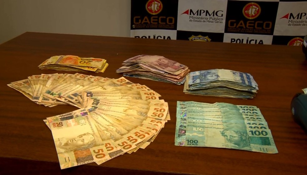 Dinheiro e máquinas de cartão foram apreendidos em Pouso Alegre (MG) — Foto: Reprodução/EPTV