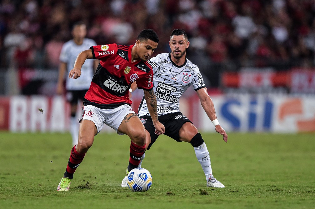 Joo Gomes e Giuliano em Flamengo x Corinthians  Foto: Thiago Ribeiro/AGIF