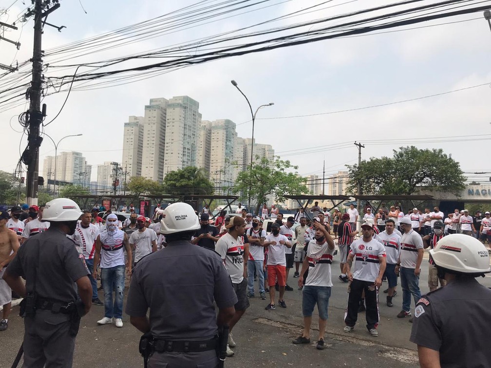 Policiamento em frente ao CT da Barra Funda foi reforçado em dia de protesto da torcida do São Paulo — Foto: Eduardo Rodrigues