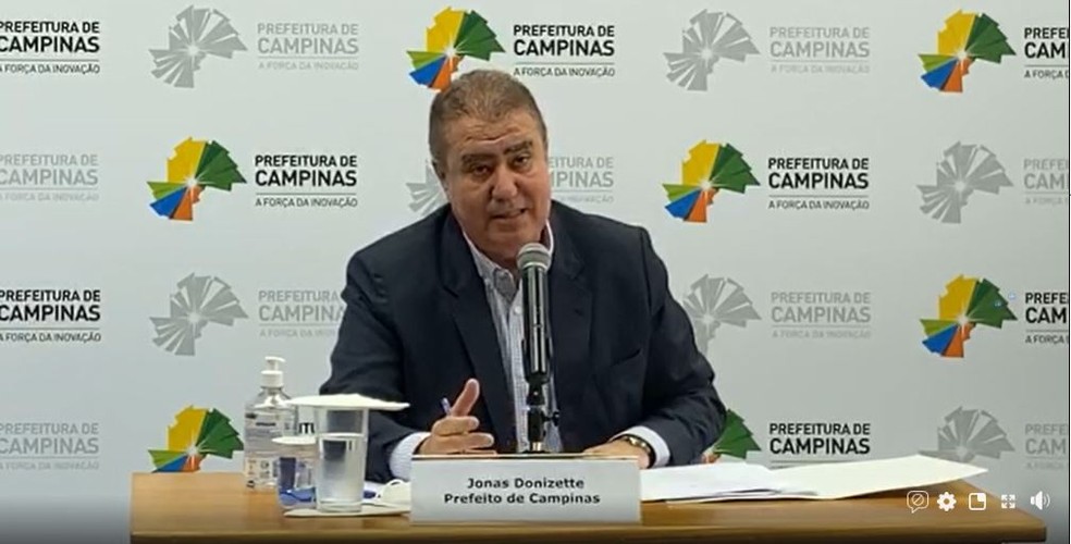 Prefeito de Campinas (SP), Jonas Donizette, em transmiss&atilde;o por rede social nesta sexta-feira (7). &mdash; Foto: Reprodu&ccedil;&atilde;o/Facebook