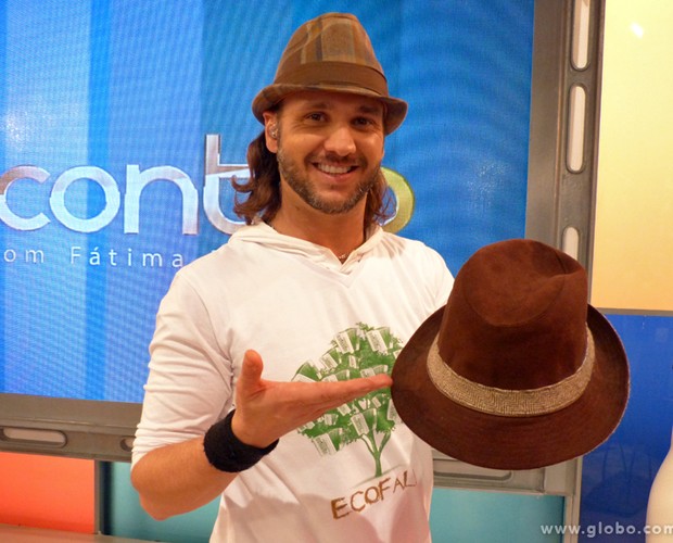 Tato, vocalista do grupo Falamansa, doou um de seus chapéus (Foto: Encontro com Fátima Bernardes/TV Globo)