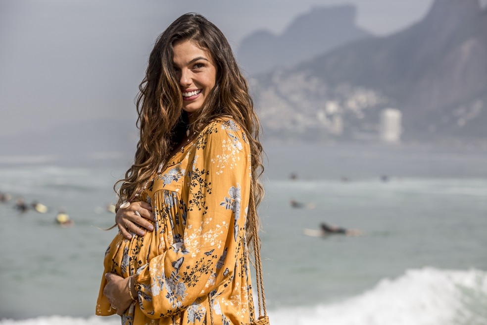 Isis Valverde grava em praia carioca com barriga de grávida de Ritinha — Foto: Fábio Rocha/Gshow