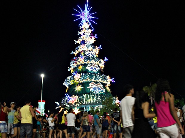 Cerca de 5 mil pessoas acompanharam a inauguração da árvore de Natal na Ponta Negra (Foto: Ive Rylo/G1 AM)