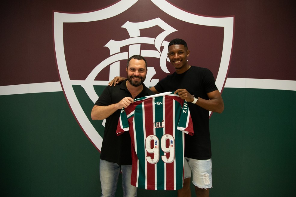 Lelê posa ao lado de Mário Bittencourt e segura a camisa 99 — Foto: Marcelo Gonçalves/Fluminense