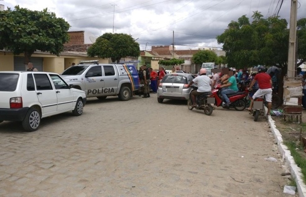 Grupo foi abordado no bairro Nova Santa Cruz  (Foto: Thonny Hill/Blog do Ney Lima )