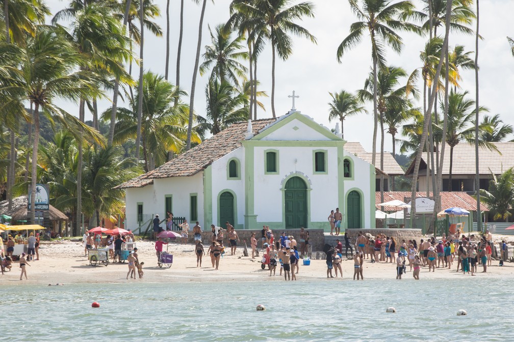 Do mar, vista para a Capela de São Benedito, na Praia de Carneiros — Foto: Celso Tavares/G1