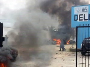 População incendeia veículos e tenta invadir delegacia em Carutapera, MA (Foto: Divulgação/Polícia)