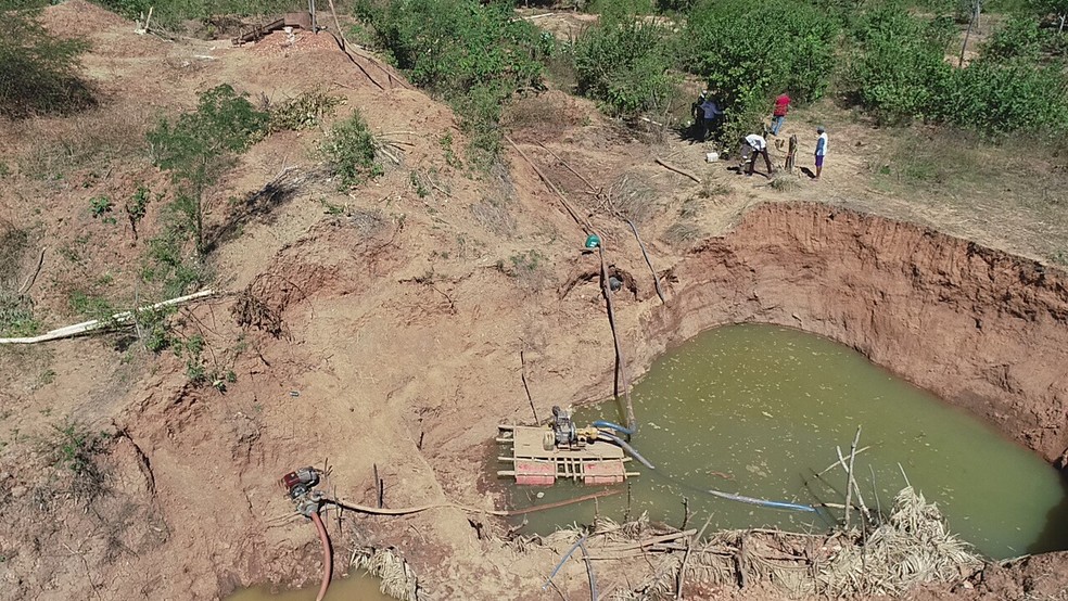 Extração mineral nas margens do riacho Marmelada, localizado na Zona Rural de Gilbués.  (Foto: Divulgação/PRF)