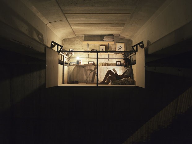 Designer cria casa-estúdio suspensa debaixo de ponte  (Foto: Jose Manuel Pedrajas/Divulgação)