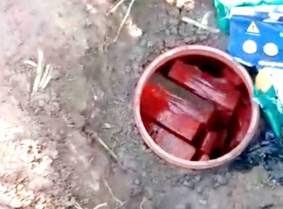 Droga estava escondida em tambores metálicos enterrados no sítio em Jafa — Foto: Polícia Militar/Divulgação