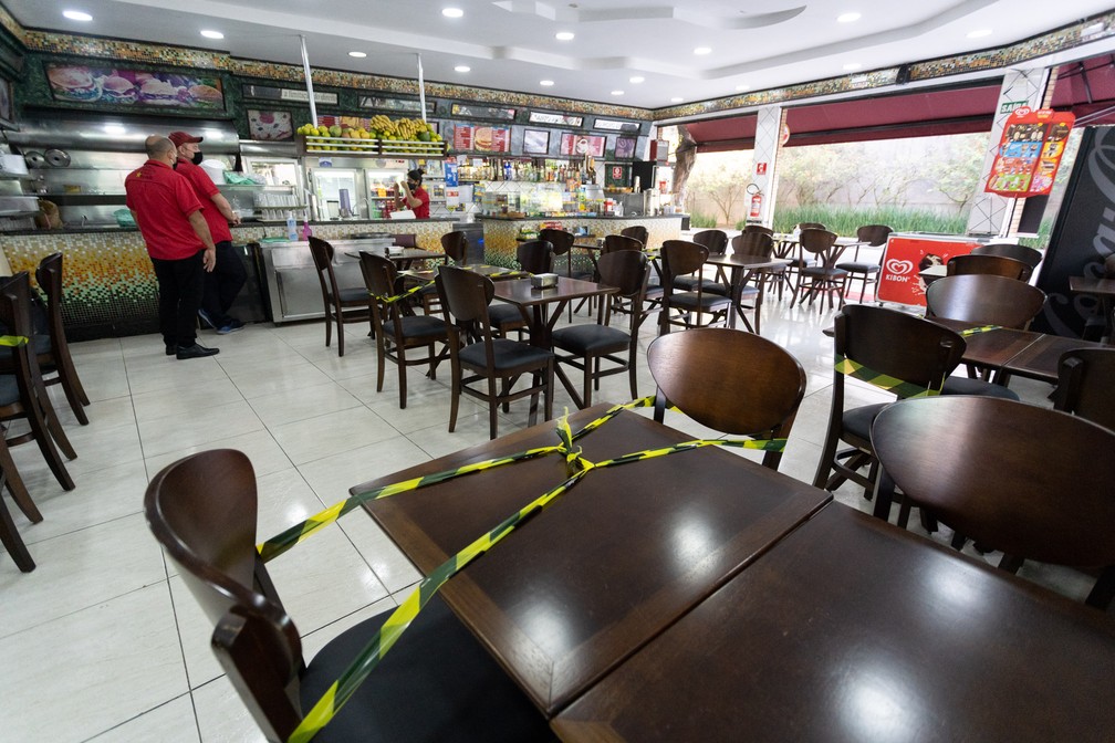 Mesas interditadas para manter distanciamento durante reabertura de bares e restaurantes em SP — Foto: Marcelo Brandt/G1