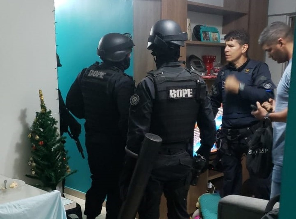 Batalhão de Operações Especiais da PMDF (Bope) em apartamento onde homem fez esposa e filhos reféns  — Foto: PMDF/Divulgação 