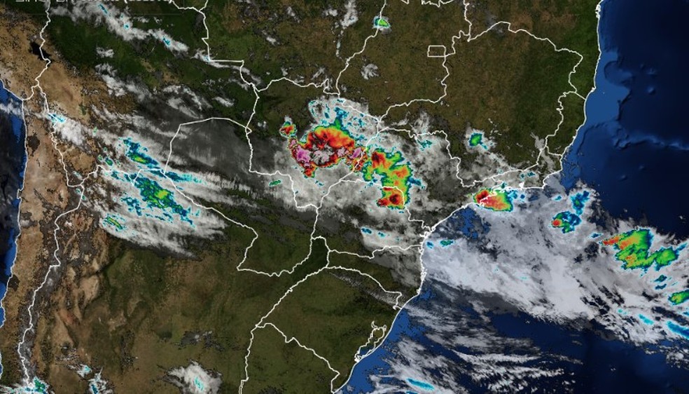 Imagem de satélite do Simepar mostra passagem de frente fria que causa chuva em todo o estado — Foto: Simepar