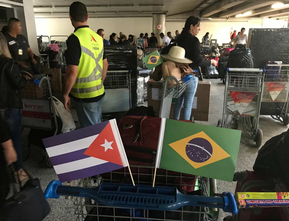 Bandeiras de Cuba e do Brasil em carrinho de médico cubano que embarcou para Havana nesta quinta (22) — Foto: Marília Marques/G1