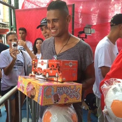 Kayke distribui presentes e faz a alegria de crianças em comunidade