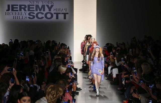 NEW YORK, NY - SEPTEMBER 08:  Models walk the runway during the Jeremy Scott fashion show during during New York Fashion Week at Spring Studios on September 8, 2017 in New York City.  (Photo by Brian Ach/Getty Images) (Foto: Getty Images)