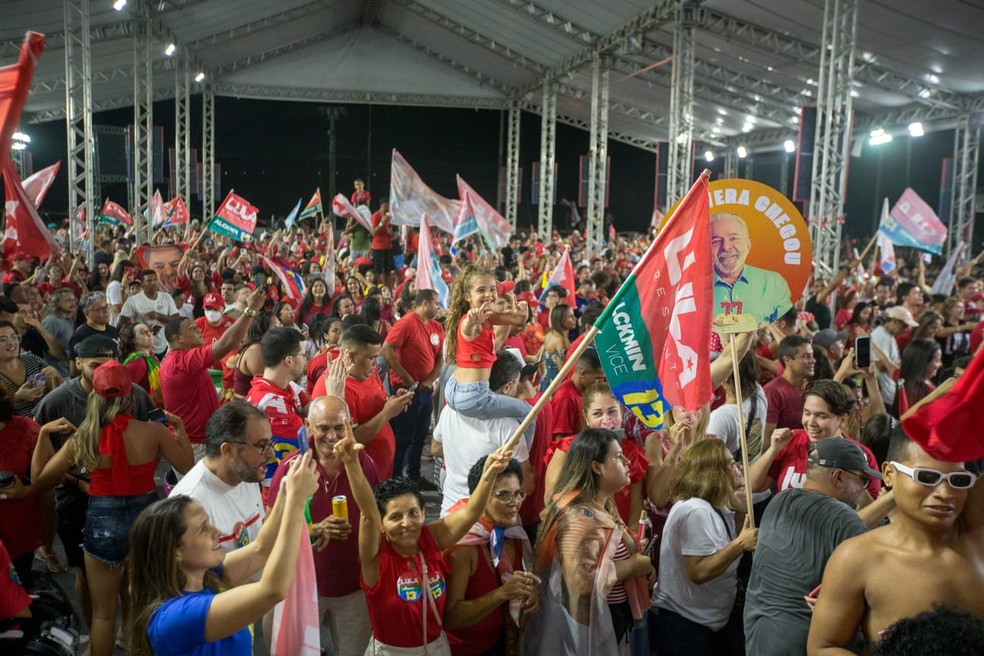 Apoiadores comemoraram vitória de Lula em Fortaleza. — Foto: Thiago Gadelha/SVM