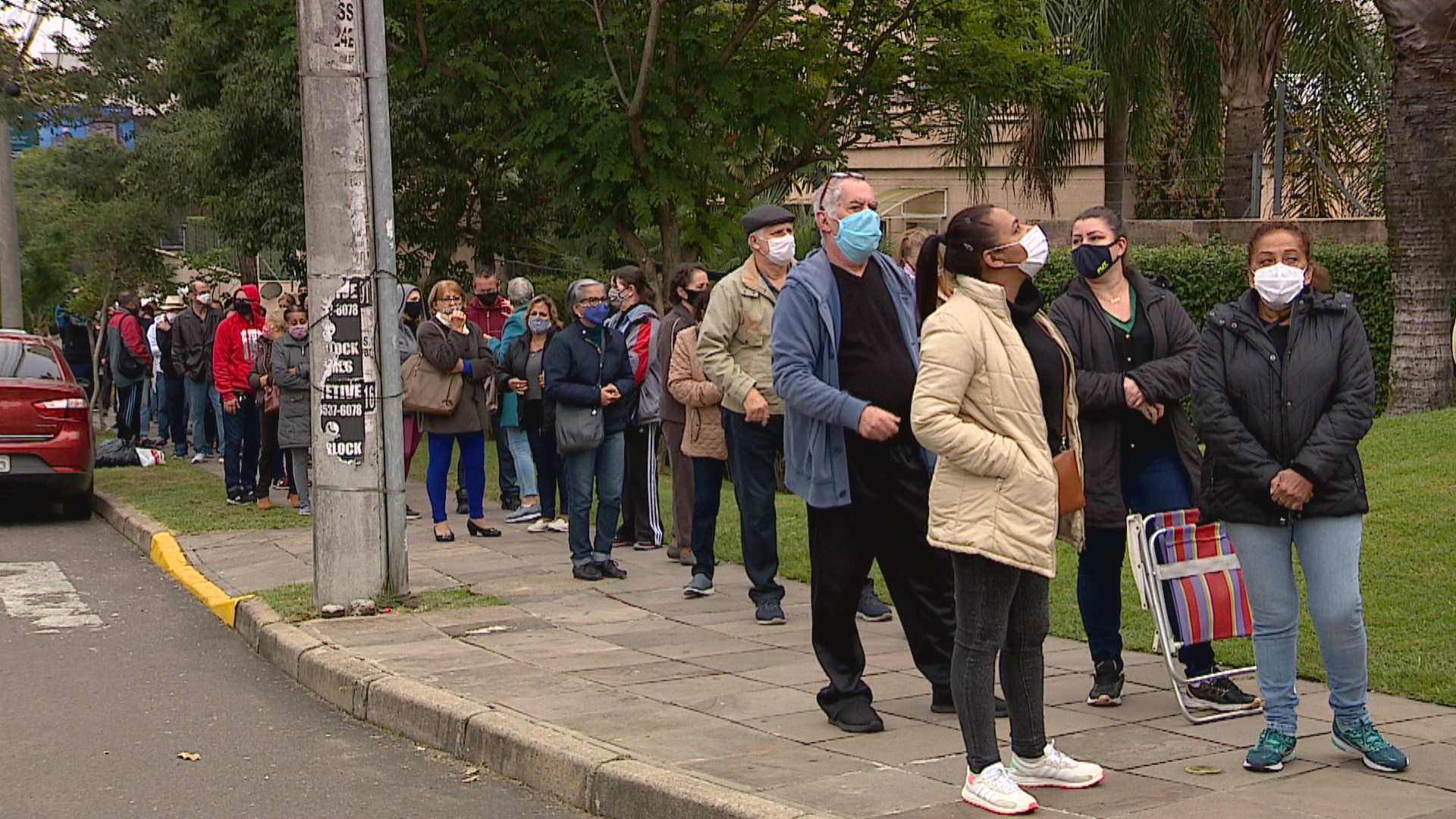 Cidades do RS registram fila para vacinação contra Covid neste sábado 