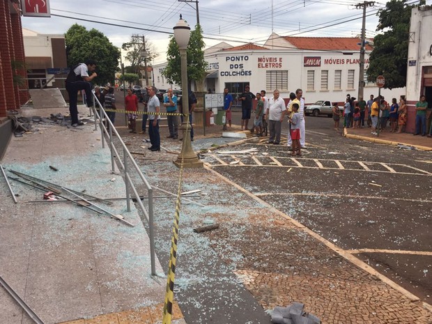 Agências bancárias foram destruídas em Iepê (Foto: David de Tarso/ TV Fronteira)