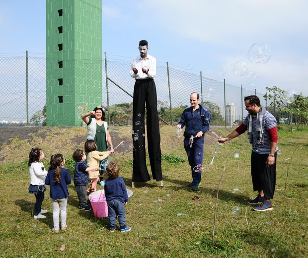 A galera da Oficina Verde e Rosa espalhou bolhas de sabão gigante aos arredores da Biblioteca Parque Villa-Lobos (Foto: Raquel Espírito Santo)