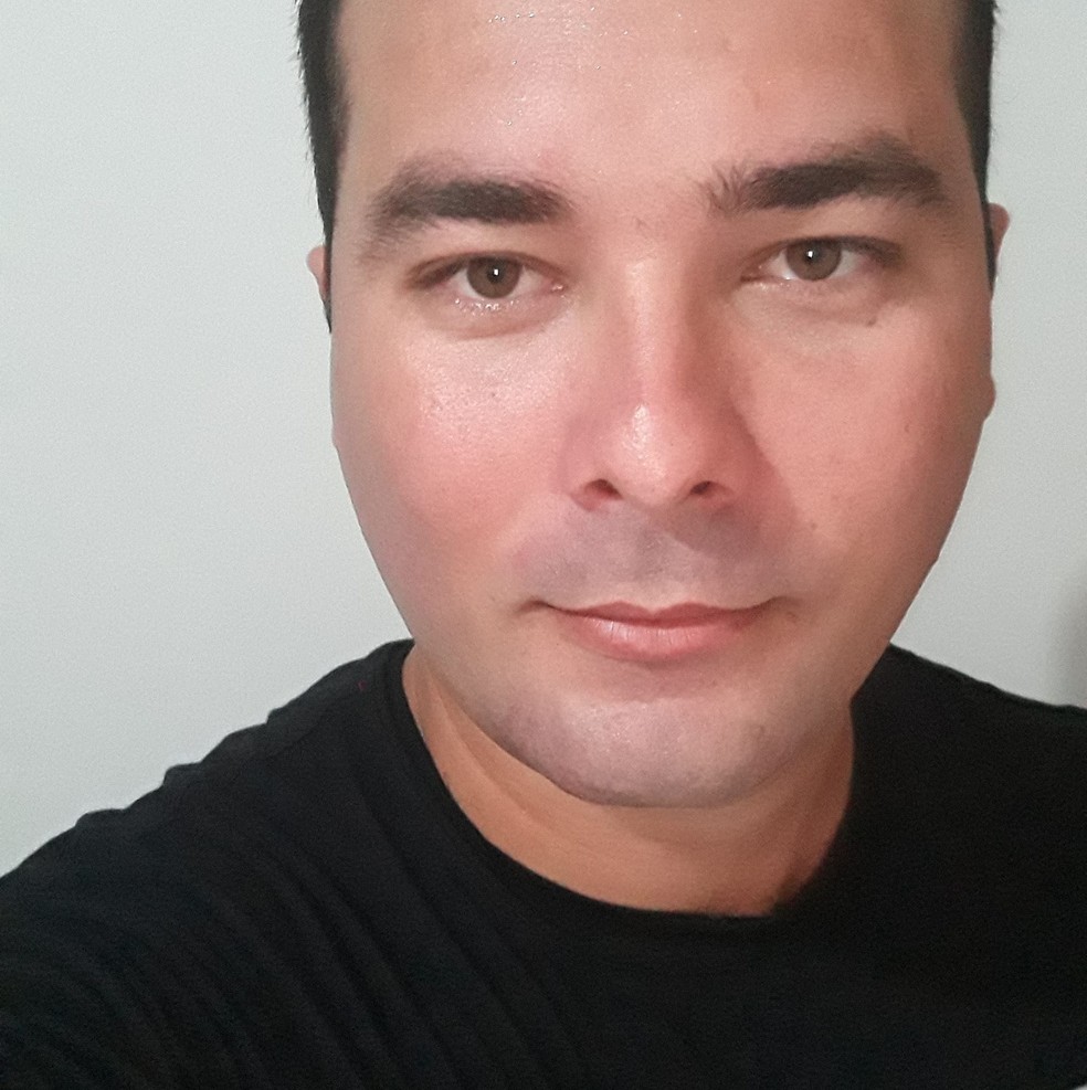 V&iacute;tima do atropelamento foi identificada como Carlos Alexandre da Silva &mdash; Foto: Reprodu&ccedil;&atilde;o/Facebook