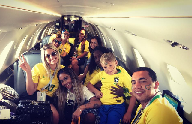 Família e amigos de Neymar chegam a Samara de jatinho (Foto: Reprodução/Instagram)