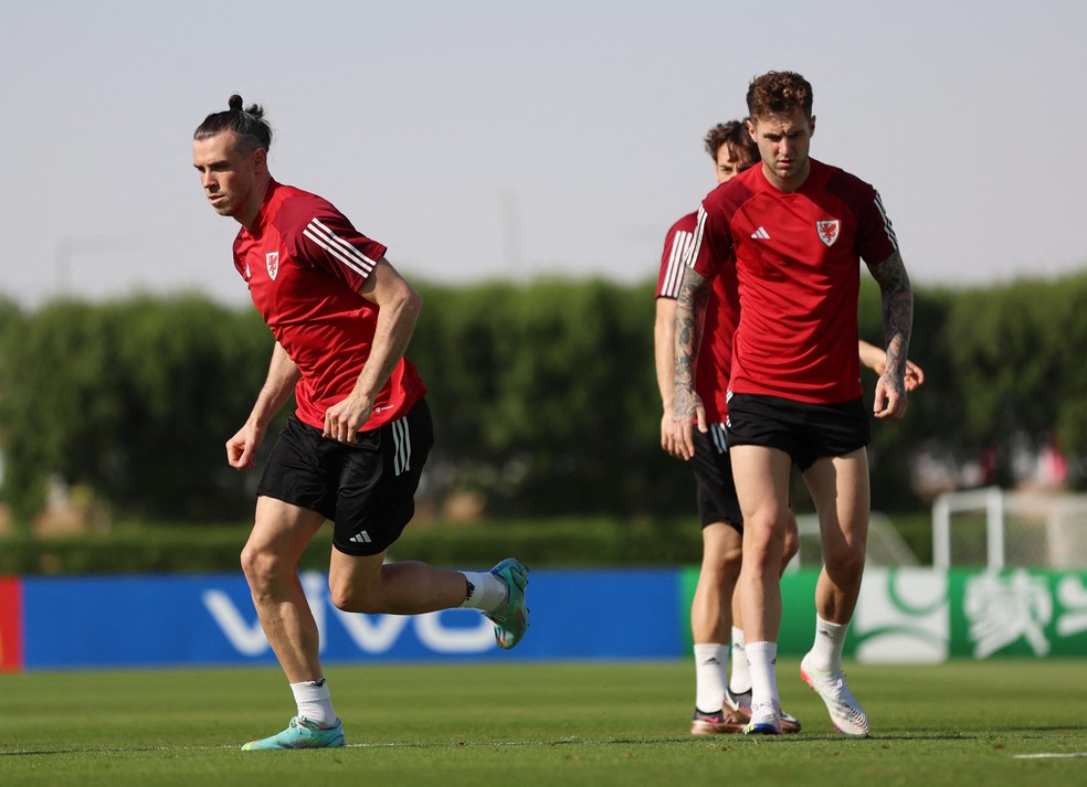Bale treina com a seleção de País de Gales — Foto: REUTERS