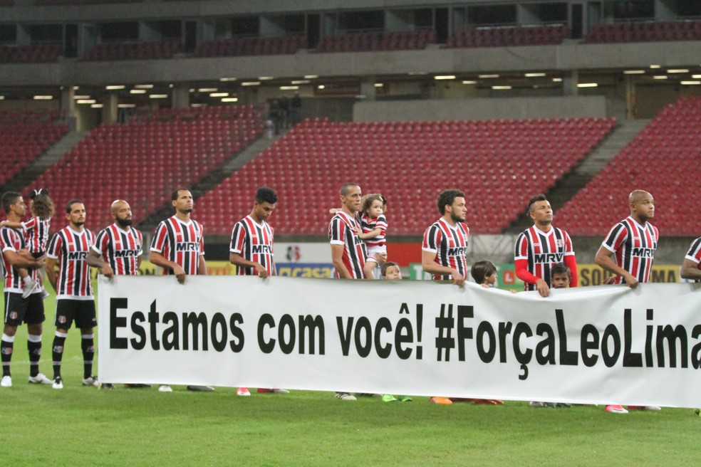 Em 2017, jogadores do Santa Cruz prestaram solidariedade após falecimento da esposa de Léo Lima — Foto: Marlon Costa (Pernambuco Press) 