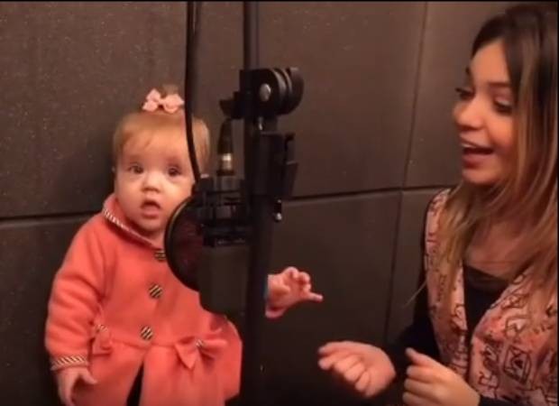 Melody grava música com a irmãzinha, Mellany, de 10 meses,  (Foto: Reprodução/Instagram)