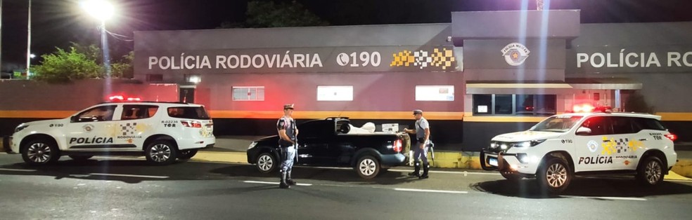 Cigarros contrabandeados foram apreendidos em fiscalização em Narandiba — Foto: Polícia Rodoviária