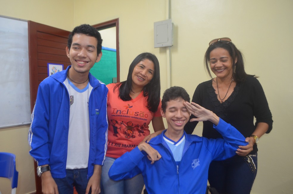 IrmÃ£o (de relÃ³gio), professora (de laranja) e mÃ£e (de preto) de Jadison Costa comemoram a aprovaÃ§Ã£o dele no vestibular da Unifap â Foto: Carlos Alberto Jr/G1