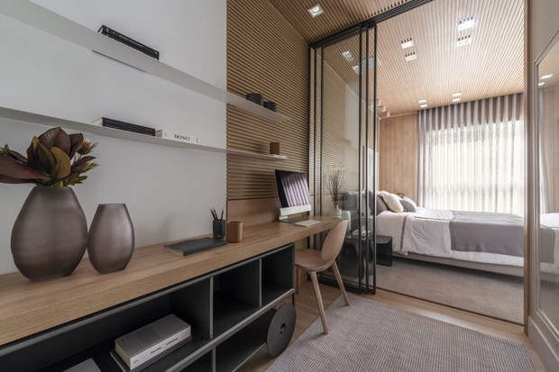 Apartamento de 139 m² tem décor neutro e inspirações de design brasileiro (Foto: Gabriel Teixeira )