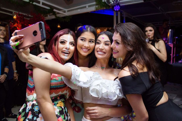Bianca Andrade, a Boca Rosa, fazendo selfie com Thaynara OG e amigas na sua festa de aniversário (Foto: Bianca Mattos/ Sintonia Photography - Divulgação )