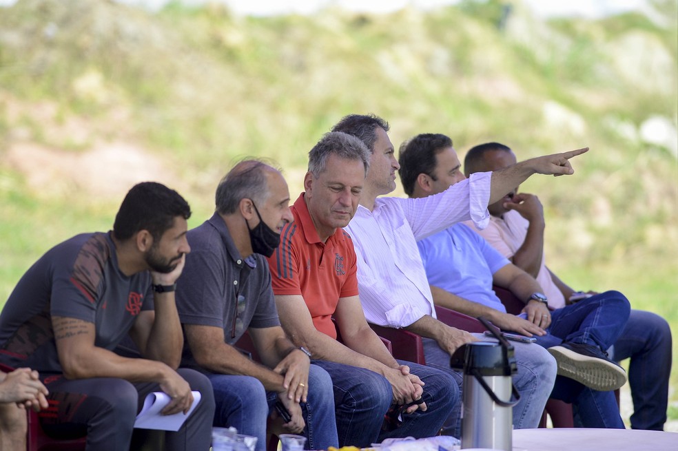 Presidente Landim e outros dirigentes do Flamengo acompanham o jogo-treino — Foto: Marcelo Cortes/Flamengo