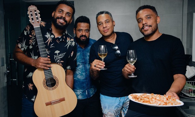 Banda Bistrô lança trabalho pela Sony. A partir da esquerda,  Leo Brito(bateria), Vinny Soares(guitarra), Peterson Carlos(baixo) e Wallace Laender (voz e piano)