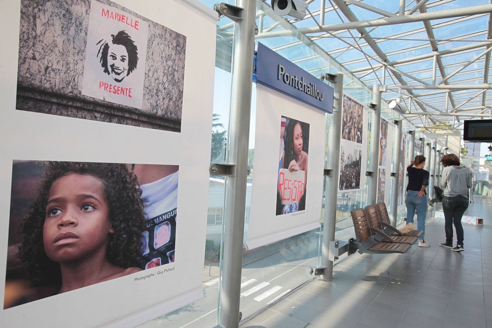 Fotos de francês feitas no velório de Marielle Franco são exibidas em estação de metrô na França — Foto: Guy Picheard
