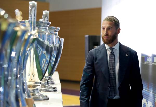 Corinthians negocia e desiste de contratar zagueiro Sergio Ramos por motivos internos.
