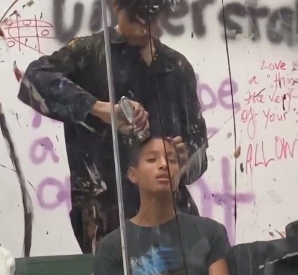 A filha caçula do ator Will Smith, Willow Smith, tendo seu cabelo raspado pelo namorado ao final da performance dos dois em uma galeria de arte em Los Angeles (Foto: Instagram)