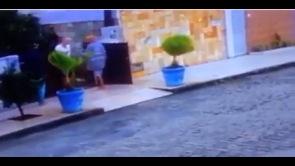 Assalto no bairro de Candelária, em Natal, vitimou dois idosos e o filho deles (Foto: Reprodução/Inter TV Cabugi)