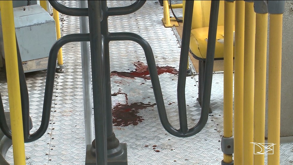Sangue de passageiro que levou coronhada dos bandidos ficou espalhado pelo piso do ônibus. — Foto: Reprodução/TV Mirante