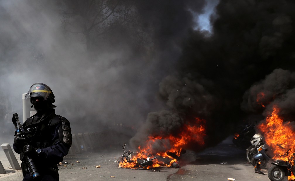 Bicicletas e motos pegam fogo durante protesto dos Coletes Amarelos em Paris — Foto: REUTERS/Yves Herman