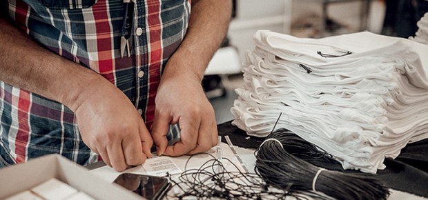 Ao transformar coletes salva-vidas usados por refugiados em acessórios e roupas, o empresário brasileiro Thami Schweichler, de 33 anos, serve de paradigma da nova tendência dos negócios (Foto: Luciana Sposito)