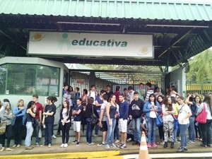 Estudantes que prestarão Fuvest esperam abertura de portões em frente colégio em São Carlos (Foto: Fabio Rodrigues/ G1)