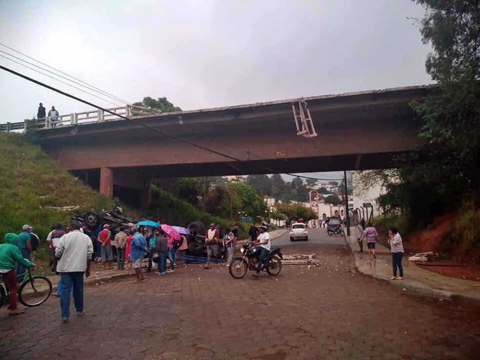 Guincho cai de viaduto na BR-354 em Caxambu (MG). — Foto: Divulgação / Redes Sociais.