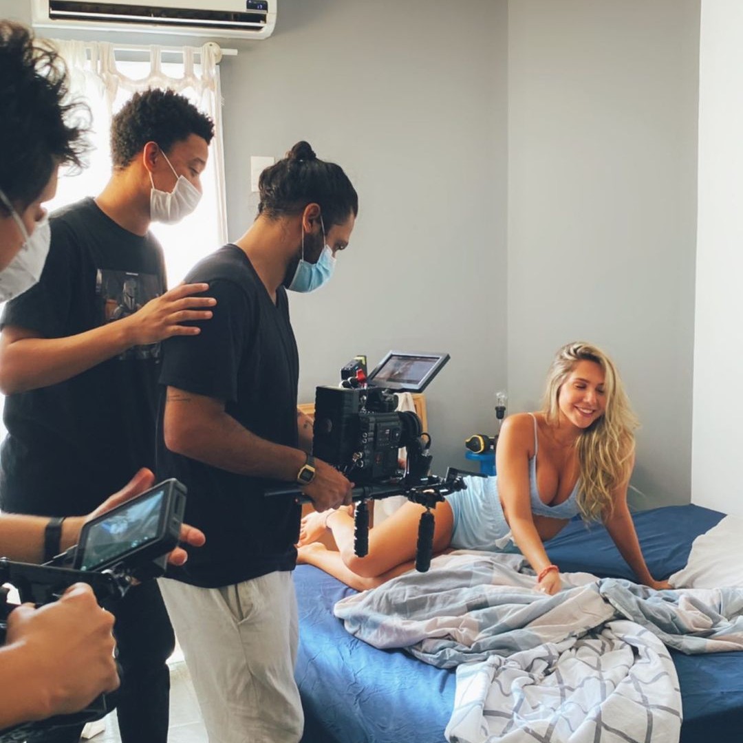 Carol Portaluppi mostra bastidores de videoclipe e comemora mais de 9 mi de  visualizações - GQ | Celebridades