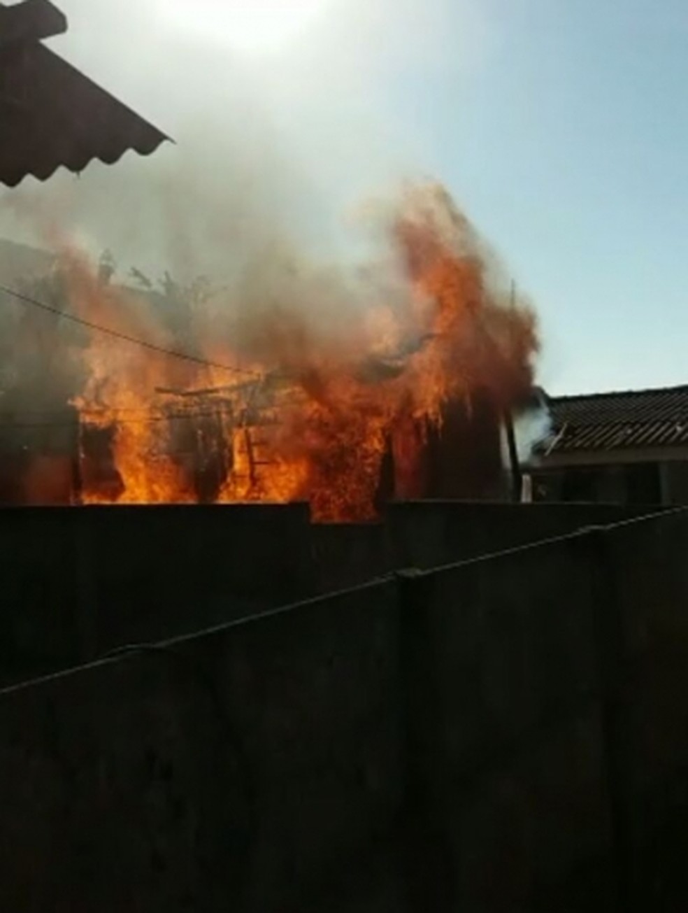 Criança brincava com isqueiro quando acabou provocando incêndio em Garça (Foto: César Augusto Khalaf / Arquivo Pessoal)