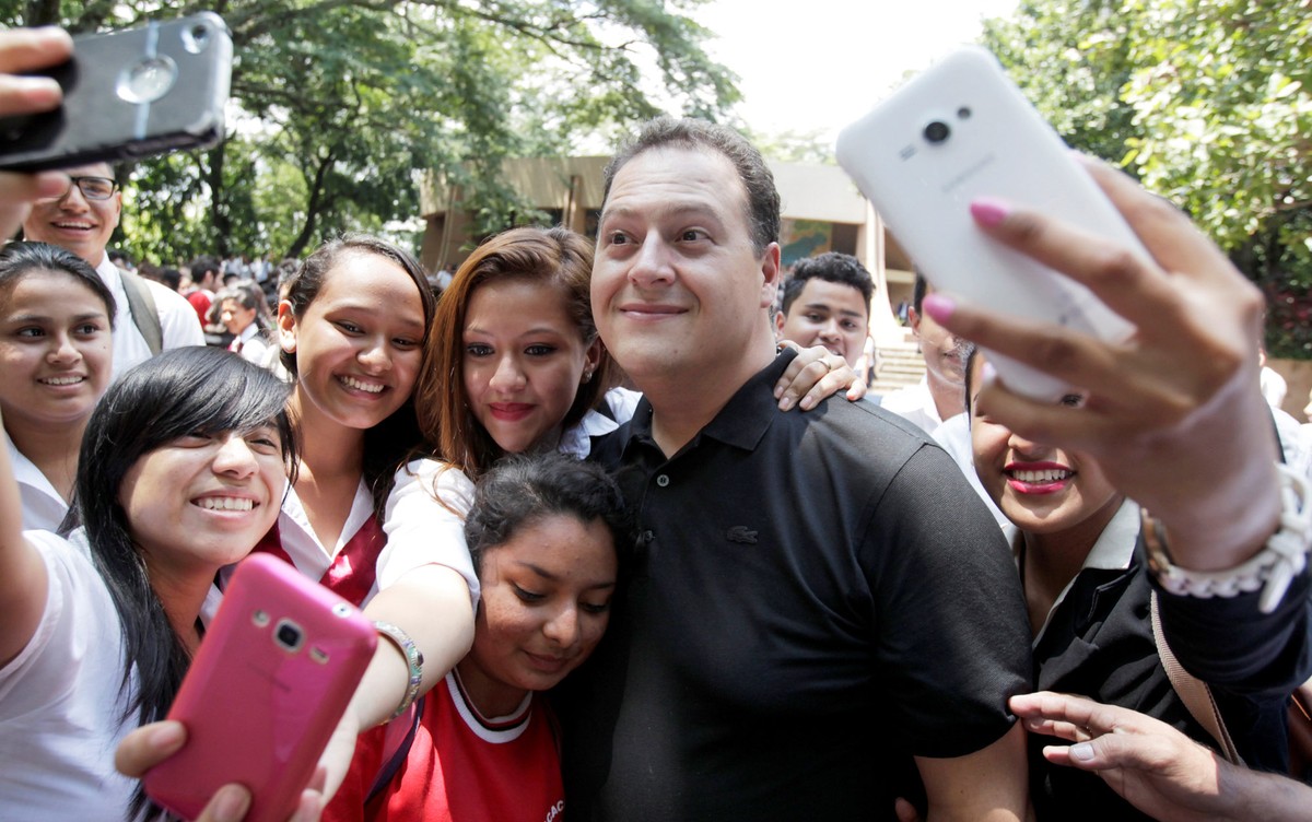 Filho de Pablo Escobar diz que mundo deve aprender a conviver com as drogas Mundo G1