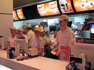Atendentes do McDonald's (Foto: Gabriela Gasparin/G1)