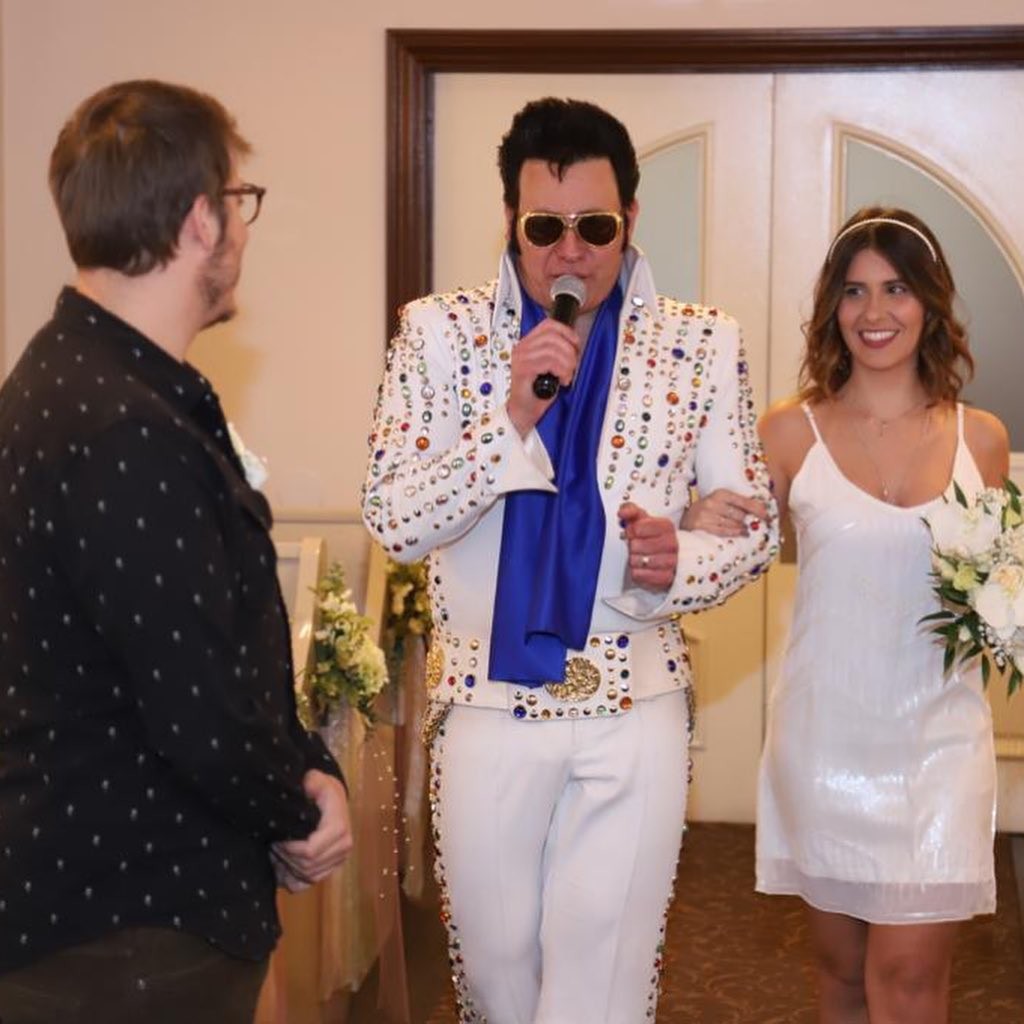 Fabio Porchat e Nataly Mega renovam votos do casamento em Las Vegas (Foto: Reprodução/Instagram)